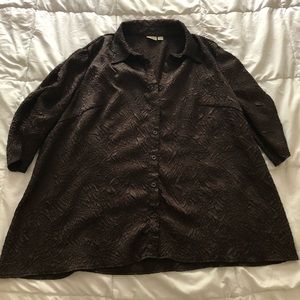 Beautiful 3/4 sleeve textured button down blouse